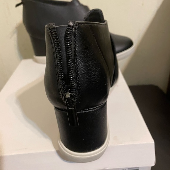 Great alternative to heels this comfortable wedge allows comfort and style - Picture 3 of 3